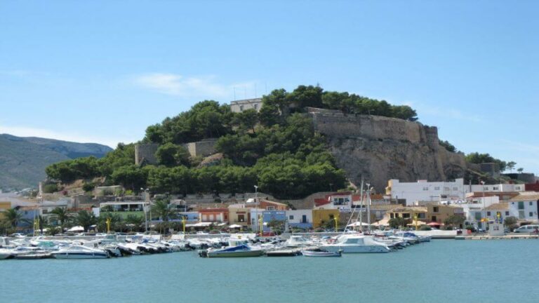 Castillo de Denia ja Ibizan saari